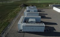 世界各地で系統用の蓄電池の設置が進んでいる（カナダ西部アルバータ州）＝ロイター