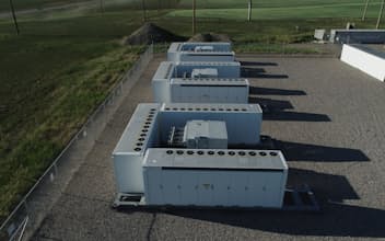 世界各地で系統用の蓄電池の設置が進んでいる（カナダ西部アルバータ州）＝ロイター