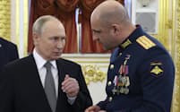 8日、モスクワのクレムリンで開いた軍人へ勲章授与式で、大統領選への出馬を請われるプーチン氏㊧＝AP