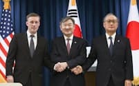 韓国大統領府で写真に納まる（左から）サリバン米大統領補佐官、韓国の趙太庸国家安保室長、秋葉剛男国家安全保障局長（9日、ソウル）＝共同