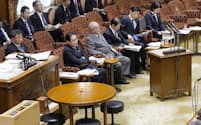 参院予算委の質問を聞く（左から）松野官房長官と岸田首相（8日）＝共同