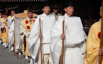 ９日、「令和の熊野詣」出立式で上皇に扮（ふん）し出立する和歌山県の岸本知事㊨（京都市伏見区の城南宮）
