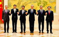 中国とメコン川流域5カ国の外相会議でタンスエ氏（左から3人目）は王毅氏（同4人目）と共同議長を務めた（7日、北京）