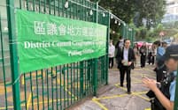 香港区議選の投票所では多数の警官が警戒に当たった（10日、香港）