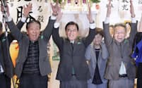福井市長選で初当選を決め、万歳する西行茂氏（左から2人目）。右端は福井県の杉本達治知事（10日夜）＝共同