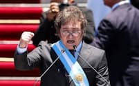 議会前で演説するミレイ新大統領（10日、ブエノスアイレス）＝ロイター