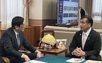 ＪＲ西日本の長谷川社長（左）と石川県の馳知事が、誘客策について話し合った