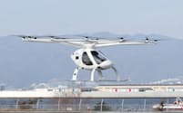 実証飛行する独ボロコプターの「空飛ぶクルマ」（11日午前、大阪市此花区）