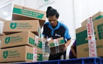 トコペディアの倉庫で荷物を詰める従業員（22年８月、ジャカルタ）＝ロイター