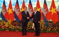 カンボジアのフン・マネット首相（左）はベトナムのチン首相と会談した（11日、ハノイ市）
