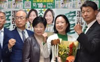 初当選した大久保氏（写真右から２人目）と小池百合子東京都知事