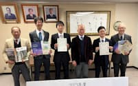 木村さん（左から3人目）と東さん（同5人目）が「へき地教育ティーチャー」に認定された＝11日、奈良市