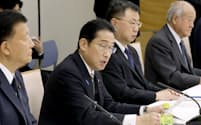 新しい資本主義実現会議の会合で発言する岸田首相（25日、首相官邸）