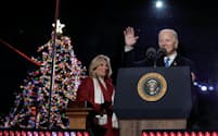 大統領再選を目指すジョー・バイデン氏だが、直近の世論調査を見る限り、楽勝ムードはない。写真はホワイトハウスのクリスマスツリーの点灯式（写真：ロイター/アフロ）