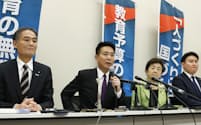 記者会見で離党の意向を表明する前原誠司氏（左から2人目）＝11月30日、国会内