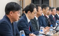 NTTとKDDI、ソフトバンク、楽天モバイルの首脳陣が出席し、NTT法見直しを巡り議論した（13日、東京都千代田区）