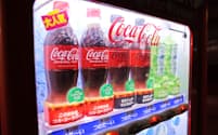 コカ・コーラの自動販売機（13日、東京都渋谷区）