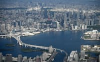 多くの建物が立ち並ぶ東京・湾岸エリア。左はレインボーブリッジ、奥は東京タワー