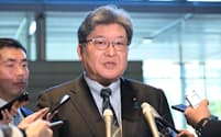 辞表提出後、記者の質問に答える自民党の萩生田政調会長（14日午前、首相官邸）