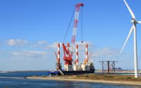 風車設置のためのSEP船が入港するなど、北九州港では洋上風力発電の拠点化に向けた整備が進む（北九州市）