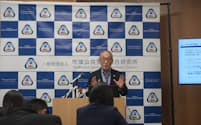 小嶋氏は「日本型公設民営を導入して利益の出る事業体質を作ることが急務だ」と話した（14日、岡山市）
