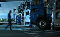 トラック運転手などの残業時間が規制され、人手不足の懸念も高まる（茨城県内のパーキングエリア）