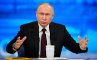 14日、モスクワで記者会見するロシアのプーチン大統領=ロイター