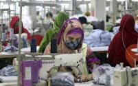 バングラデシュの衣料品工場で働く労働者。企業は世界の供給網で人権監視強化が求められる=AP