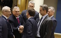 14日、ブリュッセルでのＥＵ首脳会議に出席した加盟国首脳ら（左から２人目がハンガリーのオルバン首相）＝AP