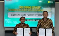 覚書を手にするシャープとインドネシア国営電力会社(PLN)の関係者ら(15日、インドネシア)