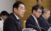 マイナンバー情報総点検本部の会合で発言する岸田首相（12日、首相官邸）
