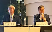 記者会見するHISの矢田社長（左）と沢田最高顧問（右）（15日、東京都港区）