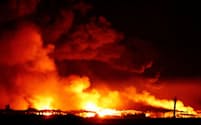15日、ガザで発生した火災=ロイター
