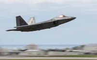 沖縄県の嘉手納基地を飛び立つ米軍の戦闘機F22ラプター（2022年12月）＝米空軍提供