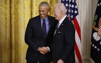 オバマ元大統領（左）と握手するバイデン大統領＝（2022年、米ワシントン）＝ゲッティ共同