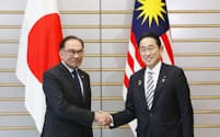 マレーシアのアンワル首相（左）との会談に臨む岸田首相（16日午前、首相官邸）＝共同