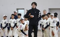 野球教室で指導する藤浪(16日、兵庫県宝塚市)=共同