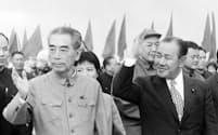 中国の周恩来首相（左）と田中角栄首相（1972年9月、上海空港）＝共同