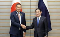 岸田首相と会談前に握手するタイのセター首相（17日、首相官邸）＝ＡＰ