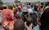 スーダン西部ダルフール地方での戦闘から逃れた難民の女性たち（7月、チャド東部アドレ郊外）＝ロイター