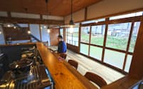 男性が100円で購入した空き家を改築し、木の温かみを感じるカフェを始めた（長野県中野市）
