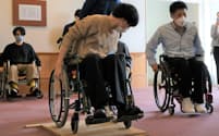 車椅子体験で段差を上がろうとする新入社員