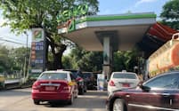 12月に入りガソリンの価格や需給が一変した（12日、ヤンゴンの給油所）