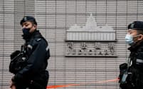 18日、黎智英（ジミー・ライ）氏の審理を控える香港の裁判所で警備にあたる警察官＝ロイター