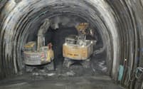 大型掘削機でトンネルを掘り進める（6日、フィリピン南部ダバオ）