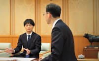 大分県の佐藤知事㊨に取り組みを説明するAKシステムの古手川社長（18日、県庁）