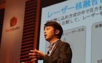 エクスフュージョンの松尾社長は「レーザー核融合は（大阪大学で）昔から受け継がれてきた」と指摘した（18日、大阪市）