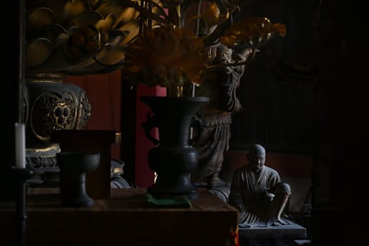 興福寺に鎮座する行賀の像。厳かなたたずまいが、宗派のため尽力した生涯を今に伝える
