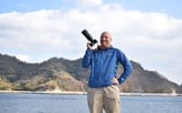 写真家のトム・宮川・コールトンさんが島を歩けば島民の輪ができる（7日、広島県呉市の大崎下島）