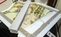 飯田市役所で展示されたリニア長野県駅の模型。周辺には中央自動車道座光寺スマートICと直結する道路などが整備される予定だ（2023年12月、長野県飯田市）